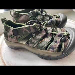 Boys keens size 12 great condition